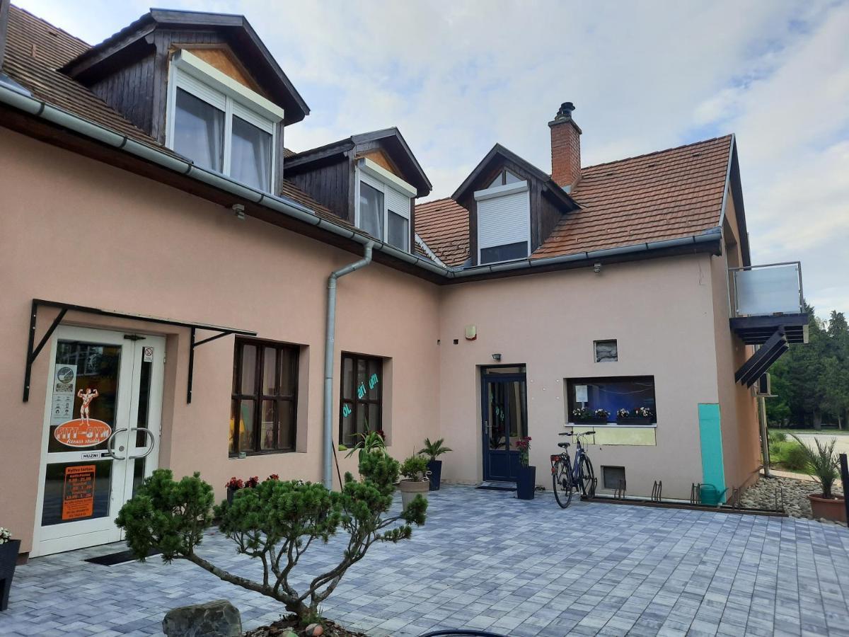 Fitt Apartman レンティ エクステリア 写真